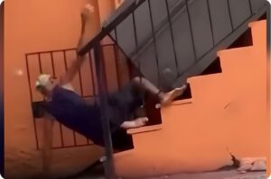 Captan en video el peligroso momento en que una nevera rueda por unas escaleras en Santo Domingo