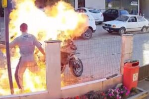Hombre quema su motocicleta en control de tránsito y deja a su madre en estado crítico